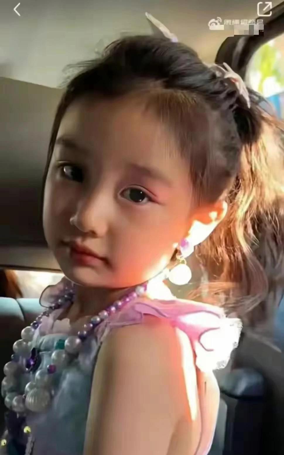 近日，香港媒体拍到了刘恺威和女儿“小糯米”的照片。10岁的小糯米亭亭玉立， 越长