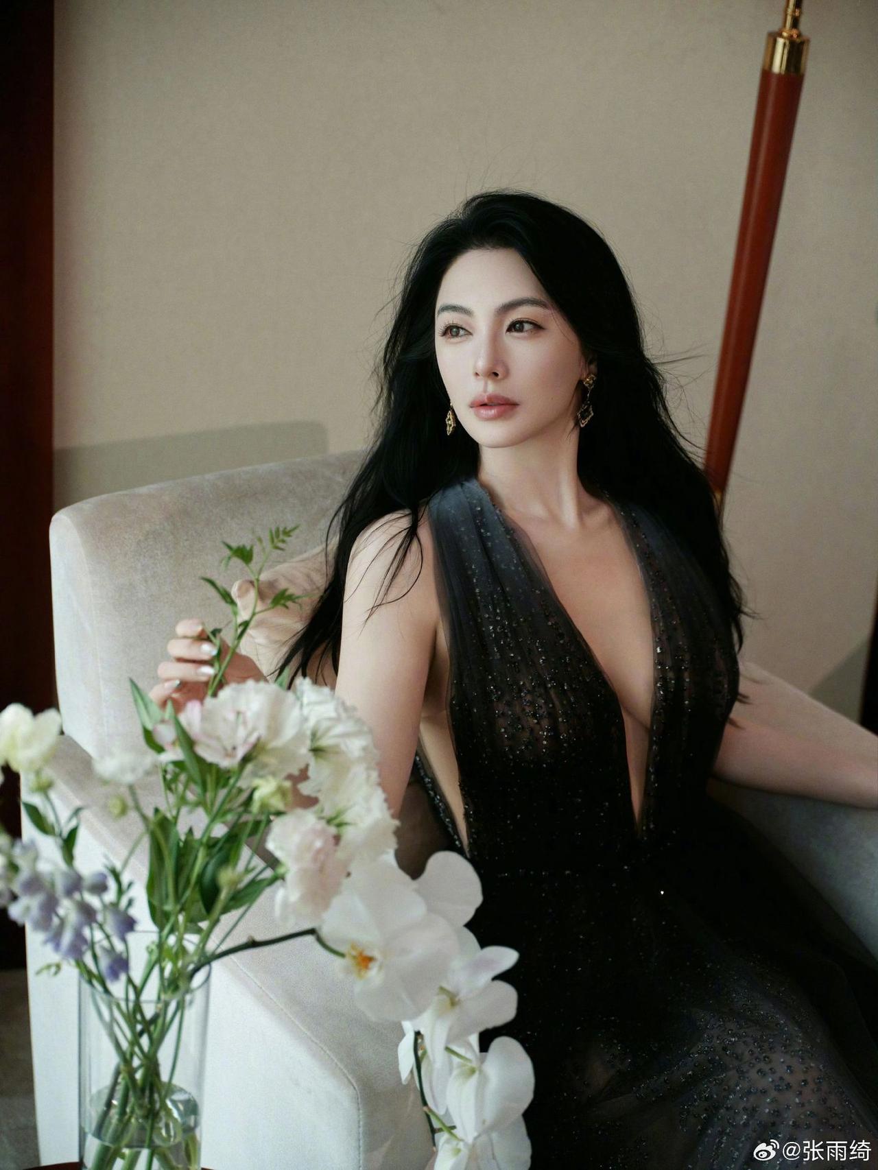 张雨绮
墨色的纱裙垂落，
像把夜晚裁成了温柔的褶皱，
星子碎在薄纱上，
随呼吸轻