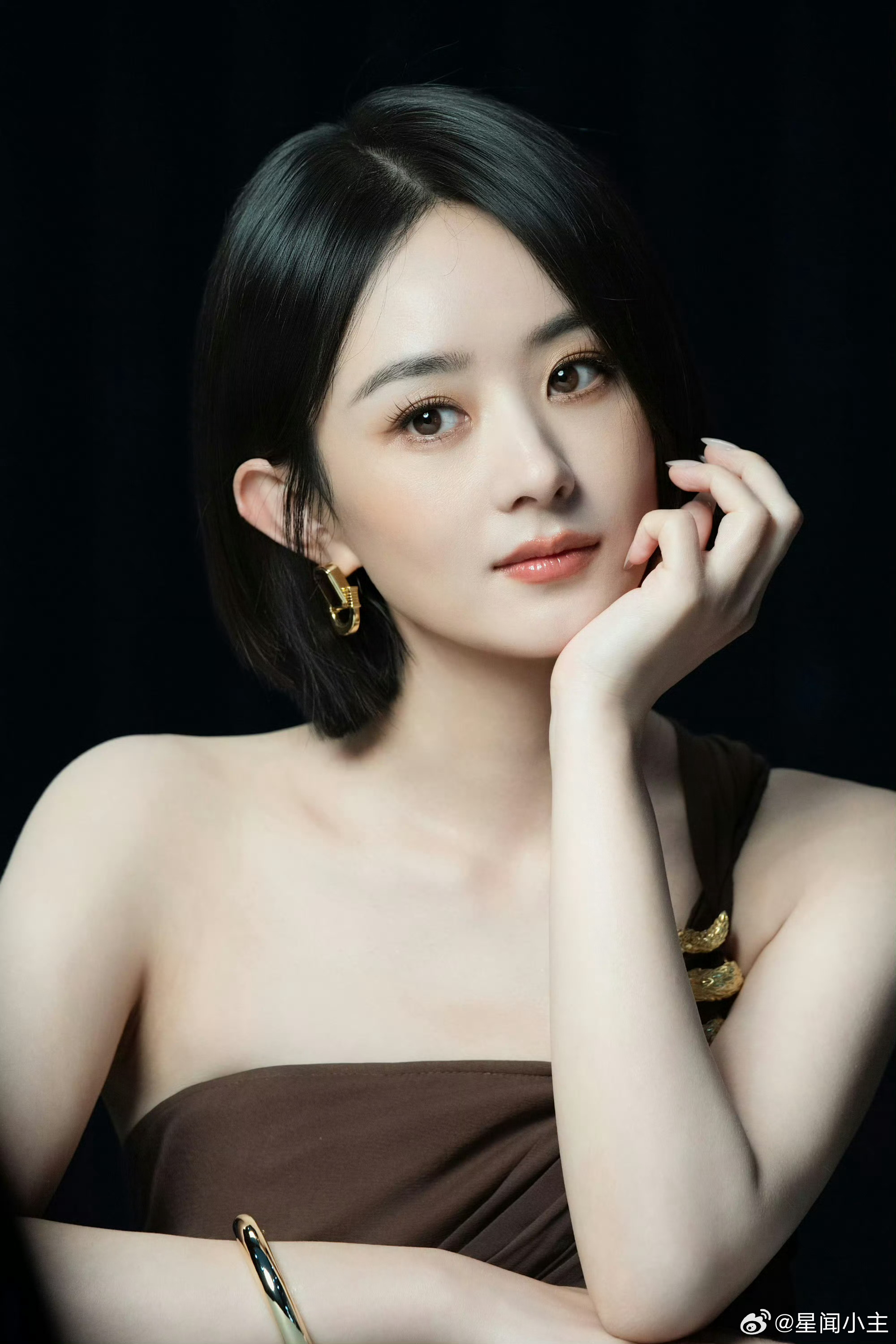 赵丽颖金蛇单肩裙感觉这次裙子蛮衬她的，妆面干净，整体造型很显气质 ​​​