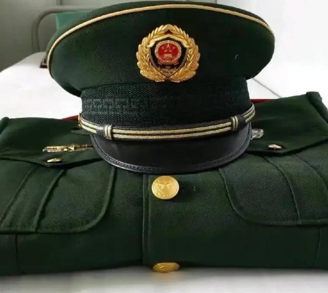 “退役”和“退伍”虽只差一字，却天差地别。退伍的义务兵，两年期满，部队叠好被子，