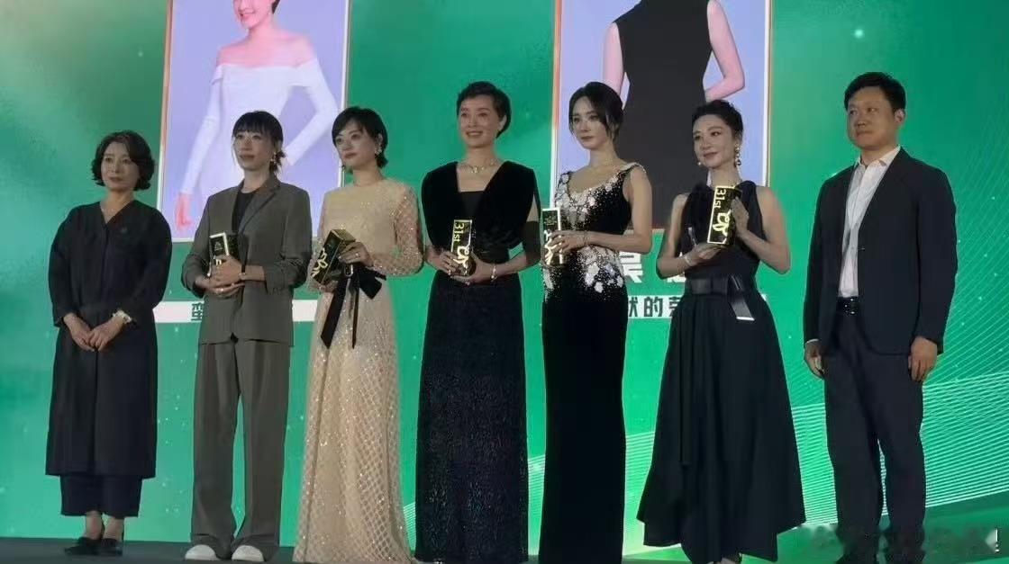 名场面呀！白玉兰提名女主角合影一出来，所有人都看呆了！

官方身高167的杨紫被