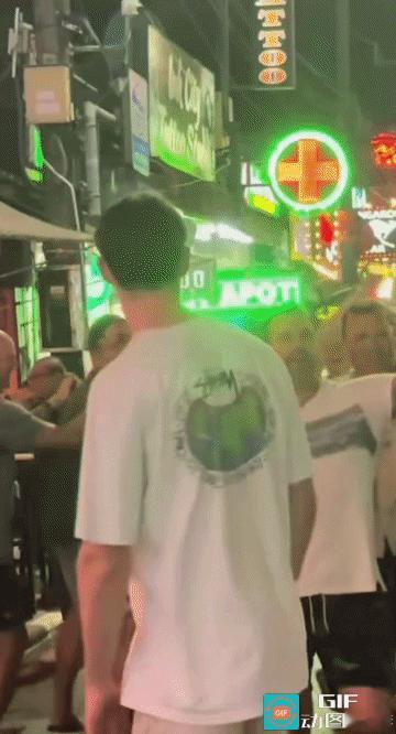 美军航母停靠芭提雅，5000大兵休整，乱象背后满是矛盾
 
美国林肯号航母停靠泰