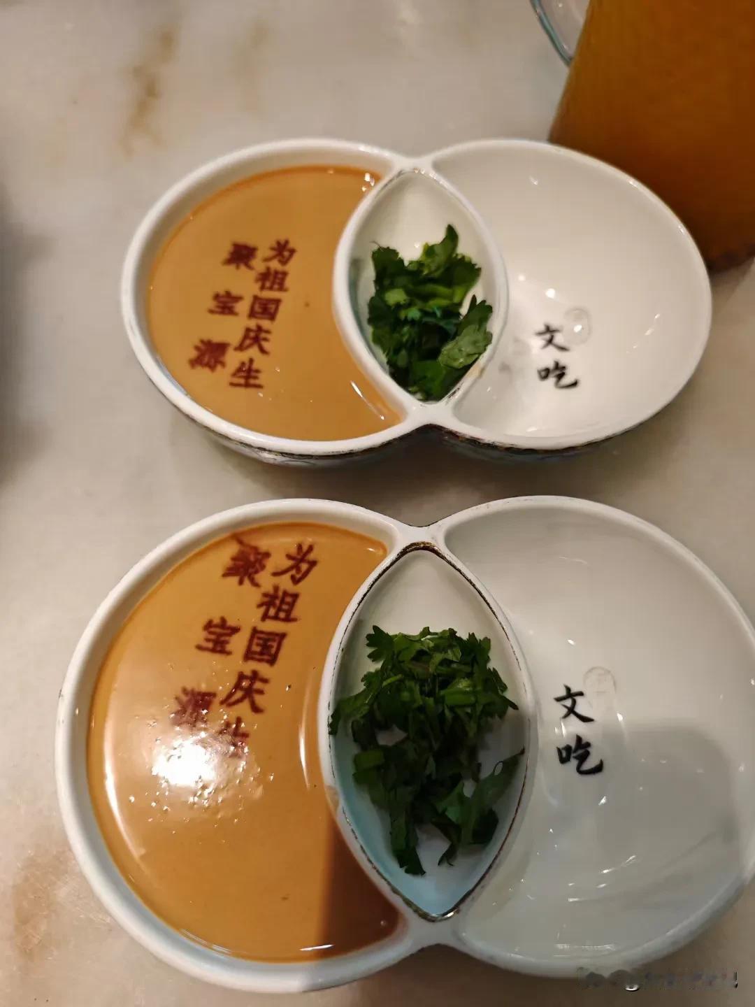 
吃货也因餐具的别出心裁而瞬间高大起来。
为祖国庆生是应该的。
借此名义大吃特吃