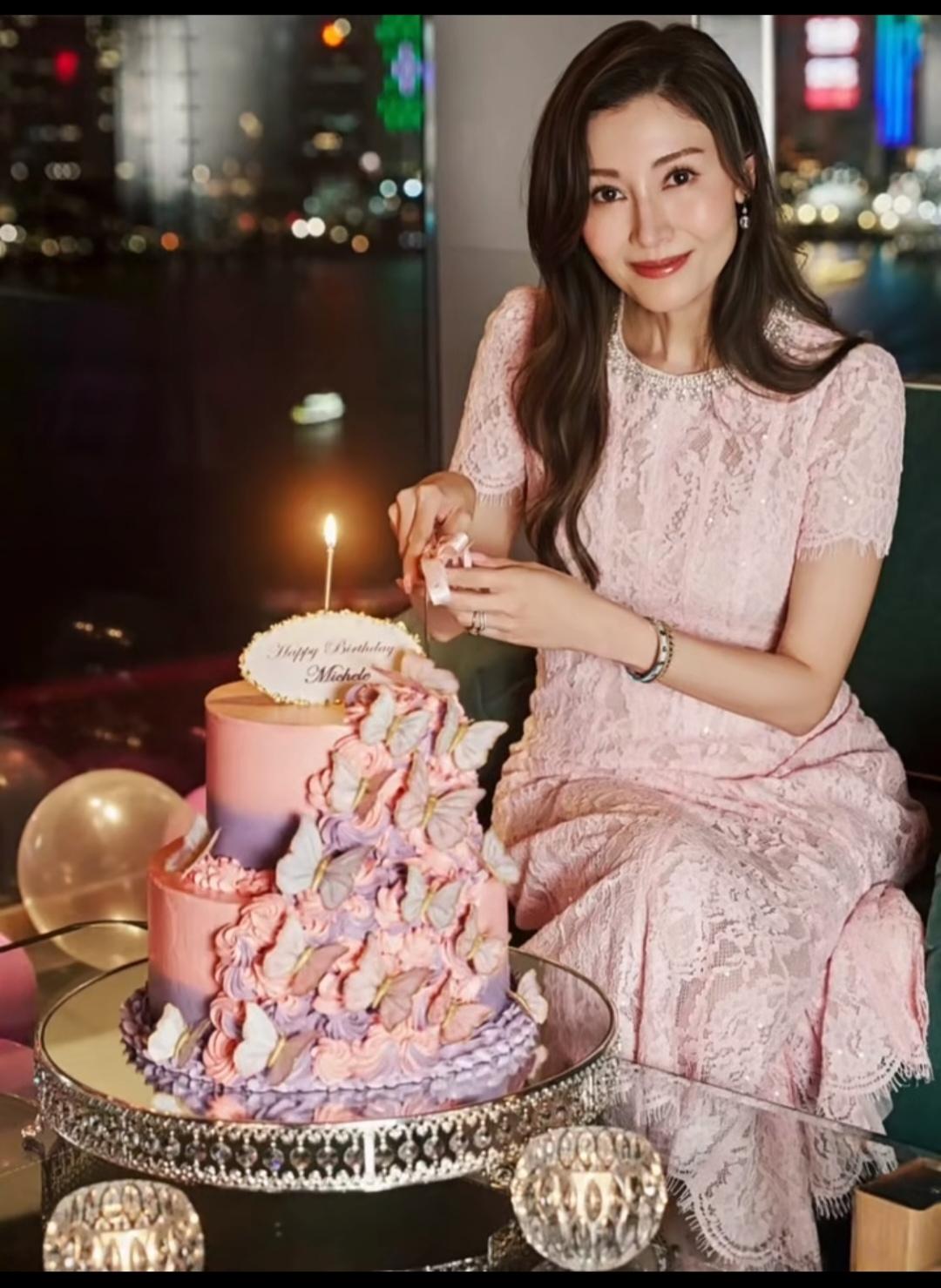 李嘉欣，能不能不穿粉色？