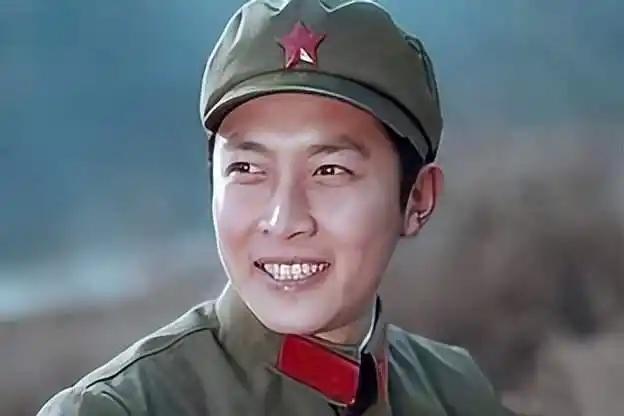 高山下的花环，赵蒙生为什么不说靳开来是打敌人的时候，踩了地雷牺牲了，这样不就给靳