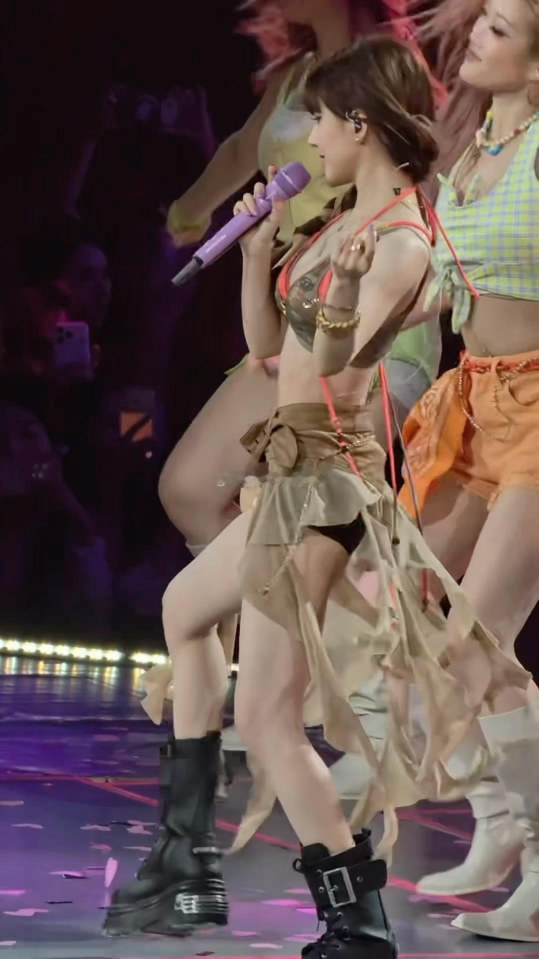我好喜欢youR呀..🥰赵露思咋这么会扭嘿嘿嘿 