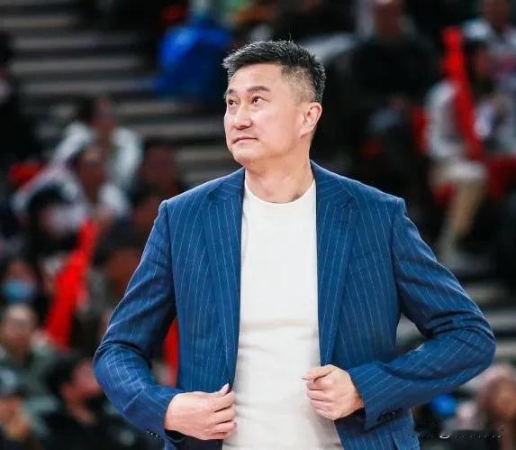 近日，广东男篮主教练杜锋在接受采访时否认了网上所传的关于“广东男篮签约前广州男篮