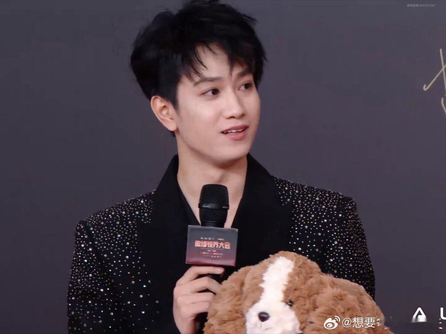 敖子逸你在笑啥 红毯上那笑意藏都藏不住！是想起《水龙吟》片场的趣事，还是被谁调侃