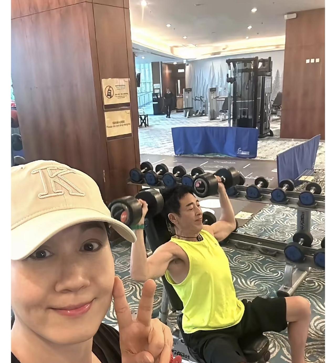 吕颂贤：麦景婷，你看我这肌肉线条，六十岁的人了，是不是还能骗到几个小姑娘的赞？