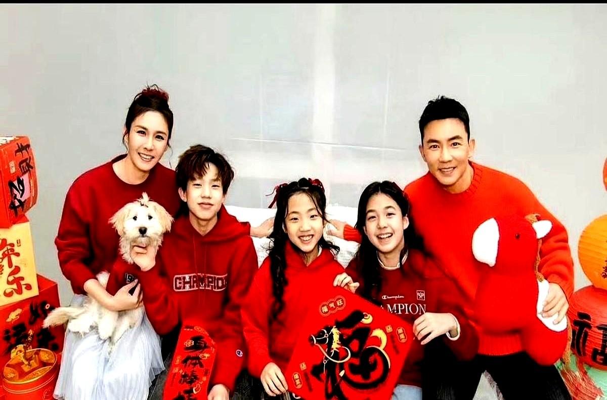 刘畊宏女儿小泡芙，身高都超过他肩膀了！

还记得《爸爸去哪儿》里那个软萌小团子吗