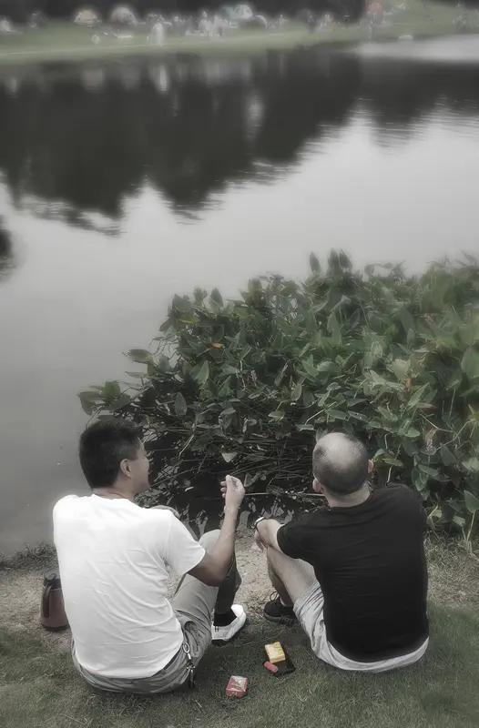 新的一年想多陪陪谁 新的一年，我最想多陪陪父母。曾经，父亲脊背挺拔，轻松扛起家庭