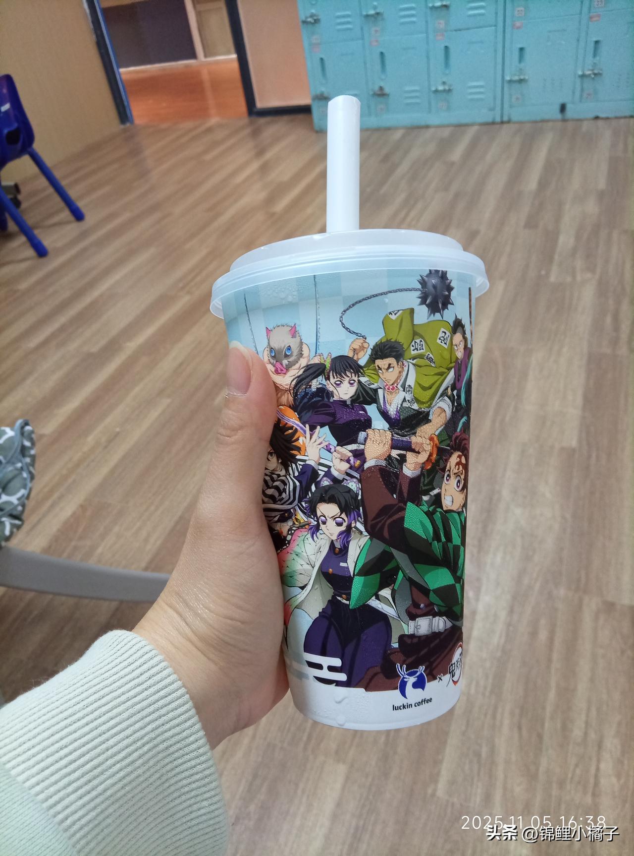 家人们，快看我手里这杯瑞幸，简直是《鬼灭之刃》粉丝的快乐水！炭治郎、祢豆子他们一