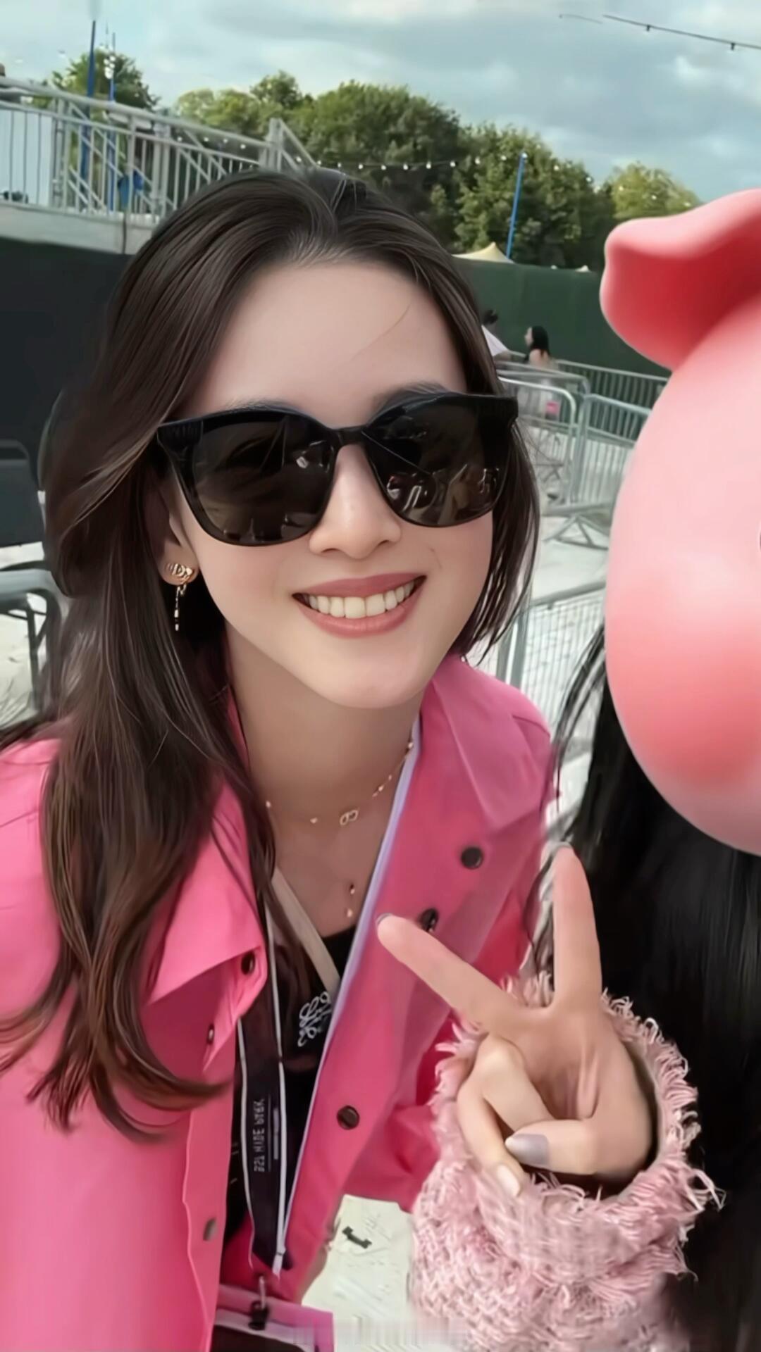 伦敦偶遇章泽天看音乐节章泽天带女儿看音乐节 章泽天带女儿看音乐节被偶遇，姐好美 