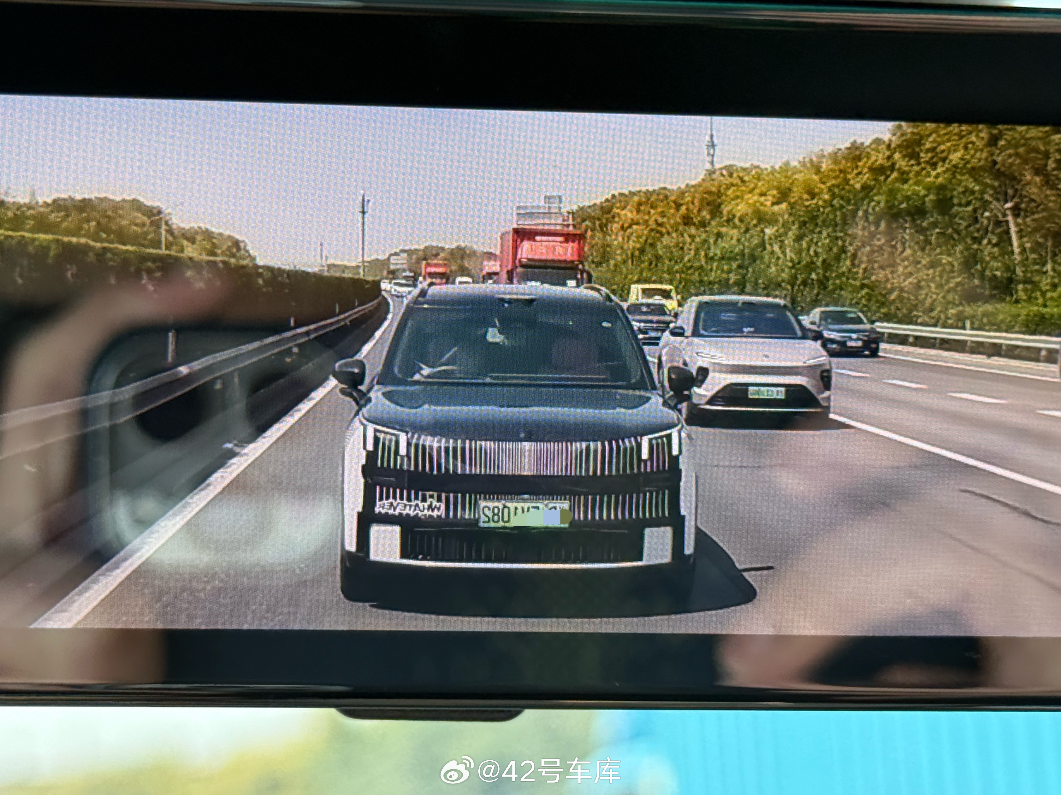 抬眼一看后视镜，这辆领克 900 的前脸够独特，不过这样一改，前脸的显示屏倒是没