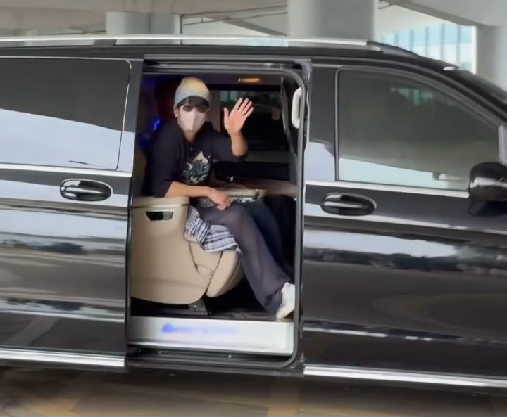 檀健次海口到达，直接开车门不让每一个粉丝白来期待今晚直播和明天星光大赏😎 