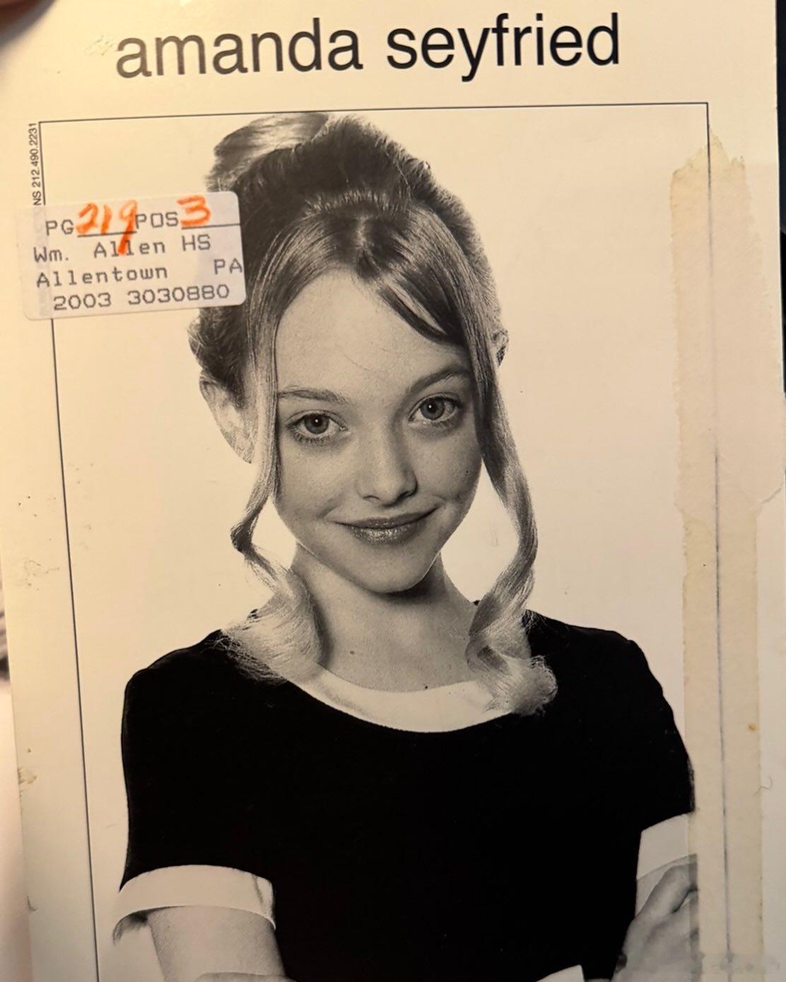 Amanda Seyfried阿曼达塞弗莱德分享她首张模特卡，97年也就是11、