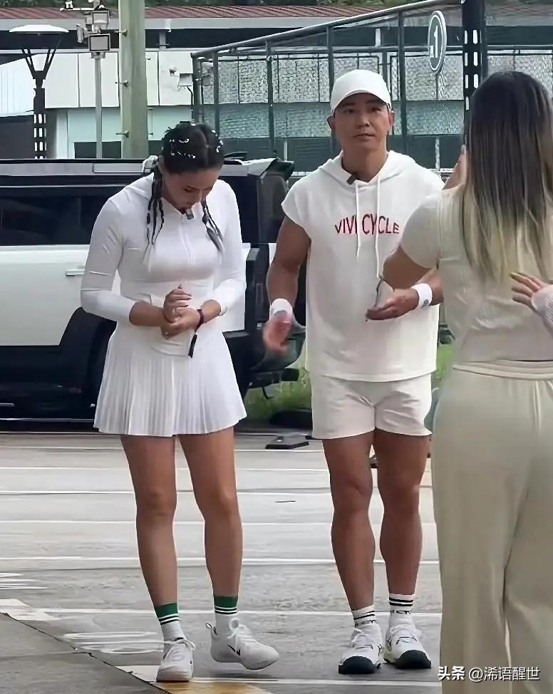 刘畊宏直播间人气下滑，问题竟出在妻子Vivi身上。当年爆火时，Vivi跟着卖力跳