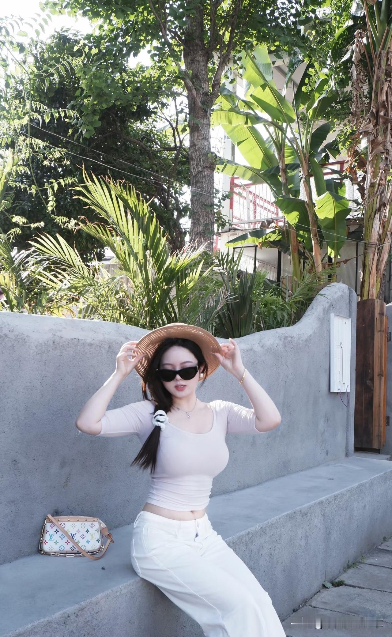 职场穿搭如何更具女人味？ 43岁的殷桃和秦岚，谁更具魅力 你对股票市场的未来走势