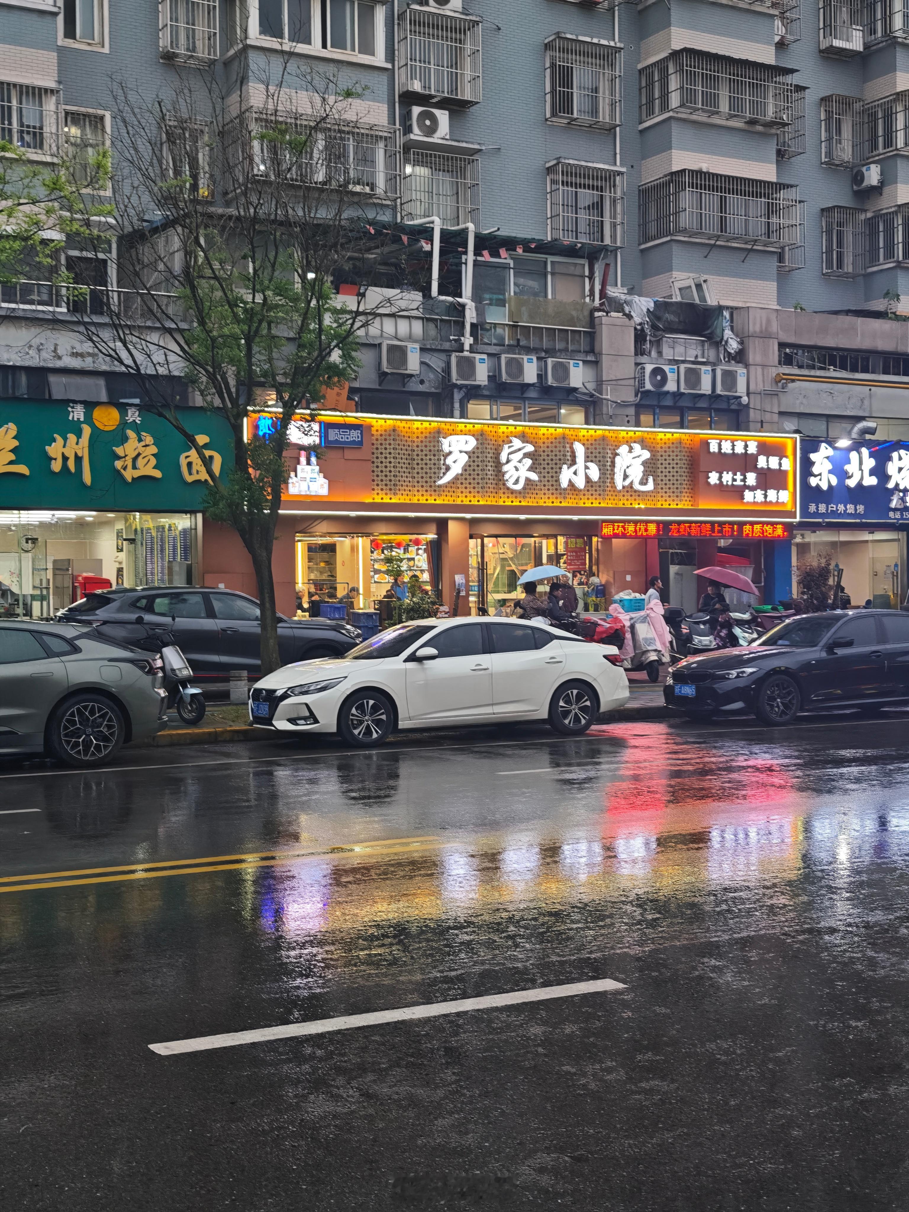 以后退休了，也开个小饭馆，和老朋友吃吃小酒聊聊天，赚不赚的无所谓