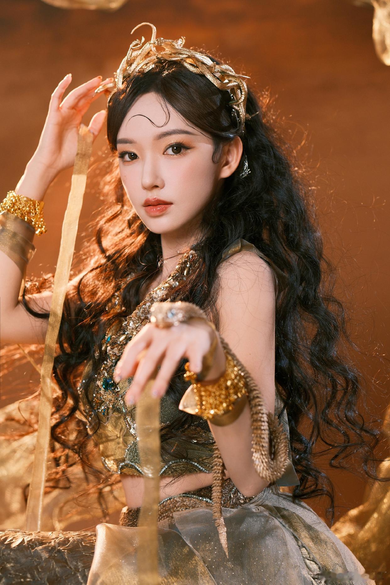程潇化身“灵蛇神女”，掌管金沙奇幻之境，摇曳之韵妖娆艳世。每日一善阳光信用