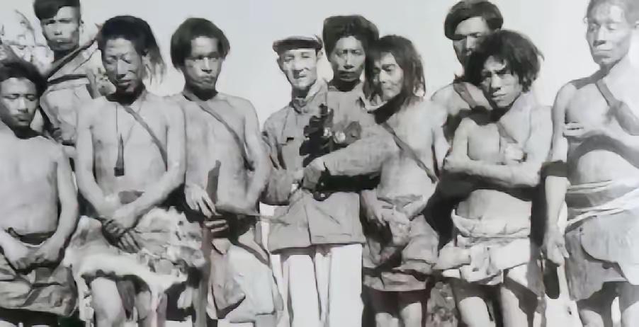 新中国成立后，解放军在哀牢山深山里发现4万几乎全裸的男男女女，调查后才发现，他们
