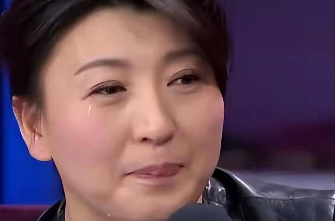 近期闫学晶因直播“哭穷”和儿子“新疆班”入学疑云引发舆论关注，人民网对此发声，核