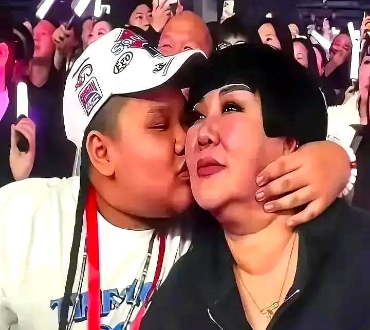 99%的股份在王惠手里，郭德纲的亲儿子郭麒麟，一分没有。
 
老郭台上喊着“德云