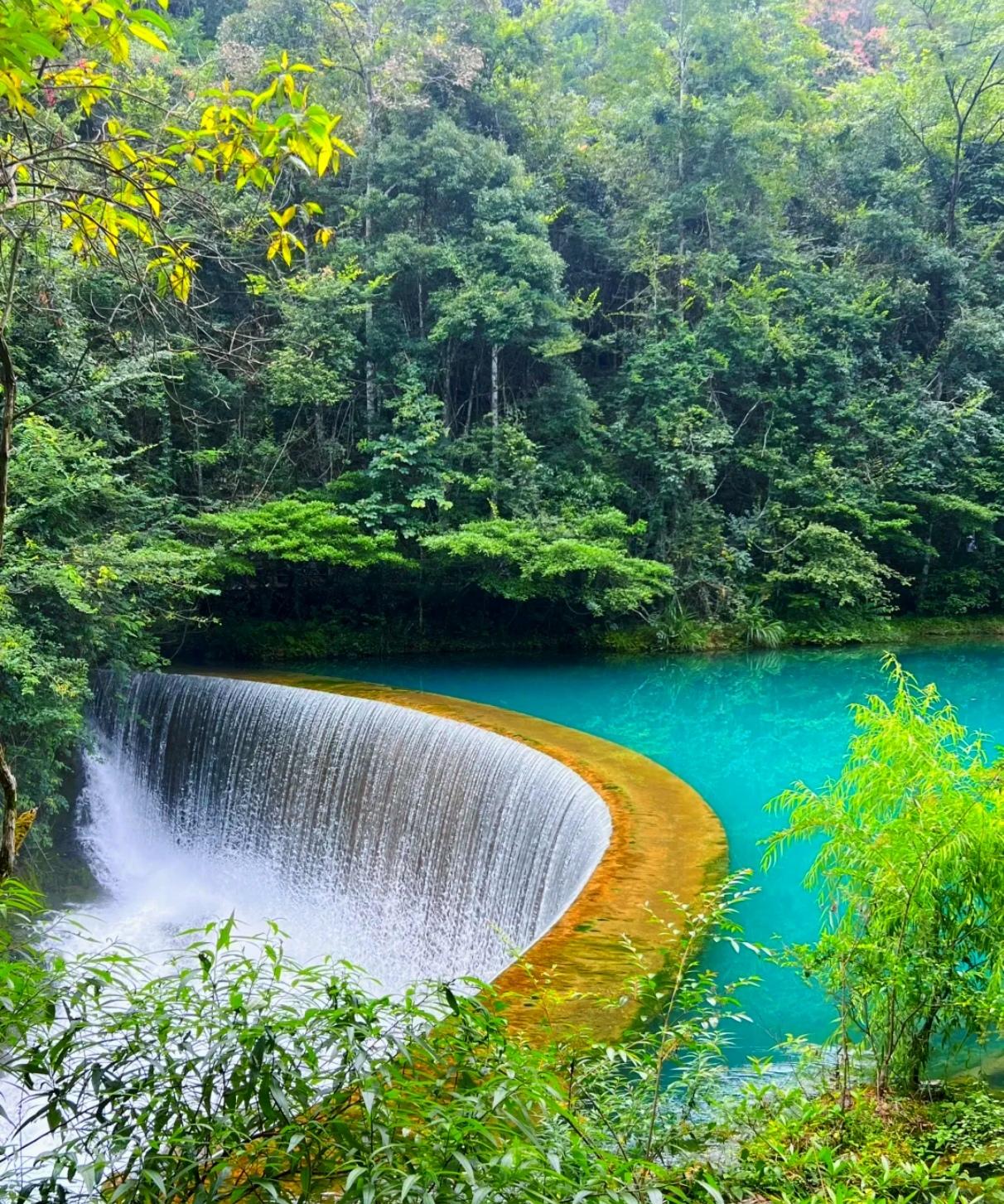 荔波是地球腰带上的绿宝石，喀斯特峰峦叠翠，碧水穿林绕石，自成一幅灵秀长卷。卧龙潭