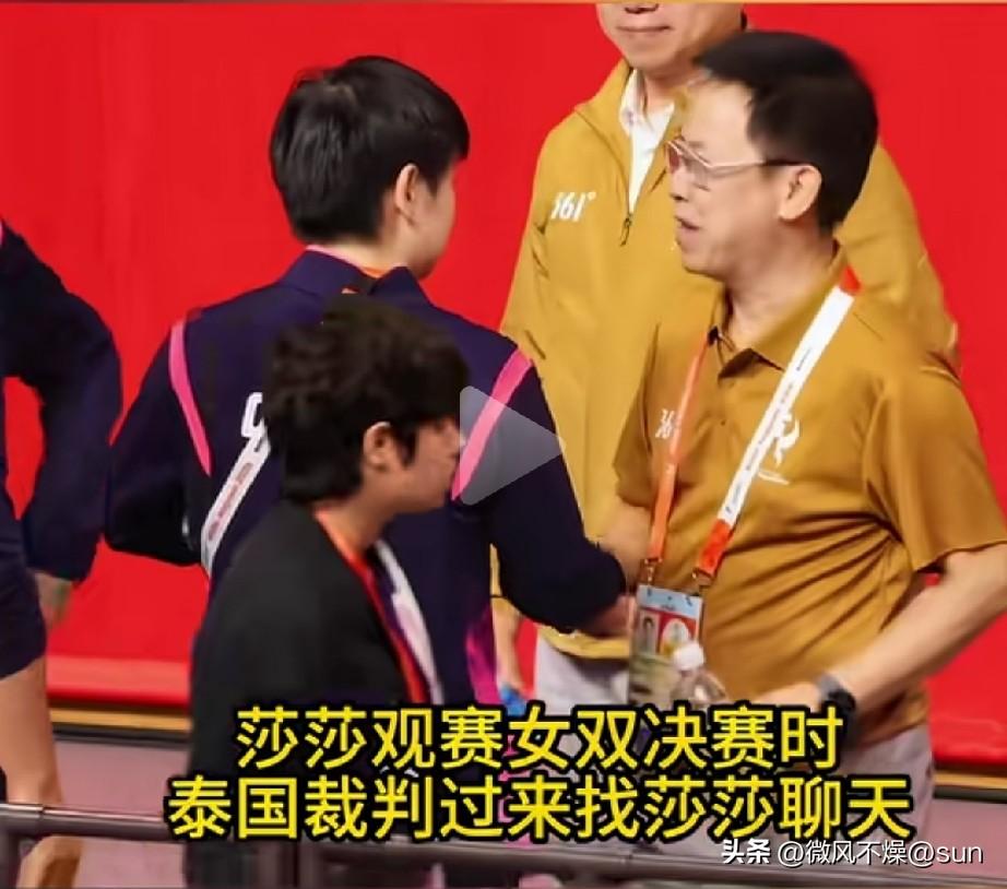 莎莎太受大家喜爱了！她只是来看个比赛，突然发现莎莎好像来开了一个“粉丝见面会”，
