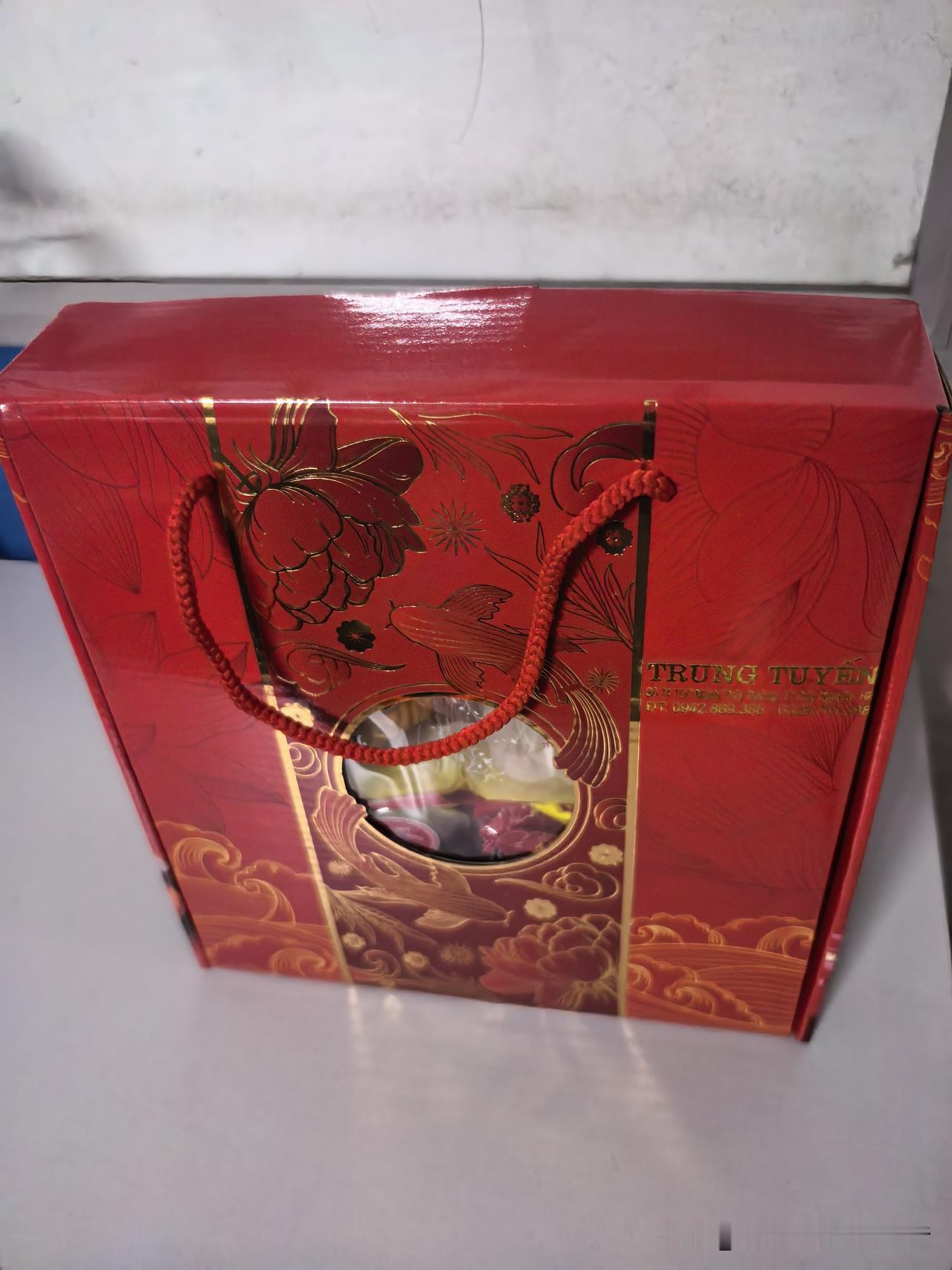 每年一次的中秋节，越南厂子都会发月饼，好像每年的月饼款式都差不多，里面的馅和云南
