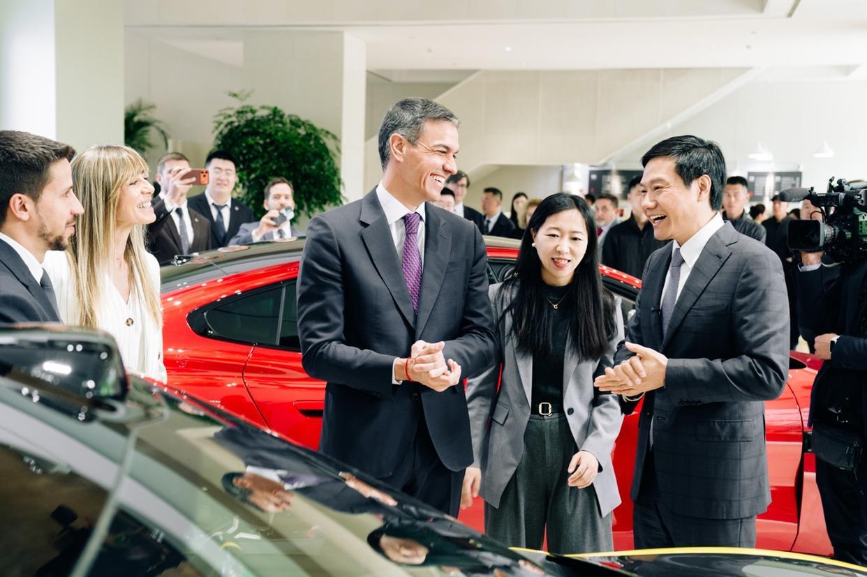 四月份，多位领导接连到访小米，这不是普通的商务考察。西班牙和阿联酋，一个想摆脱旅