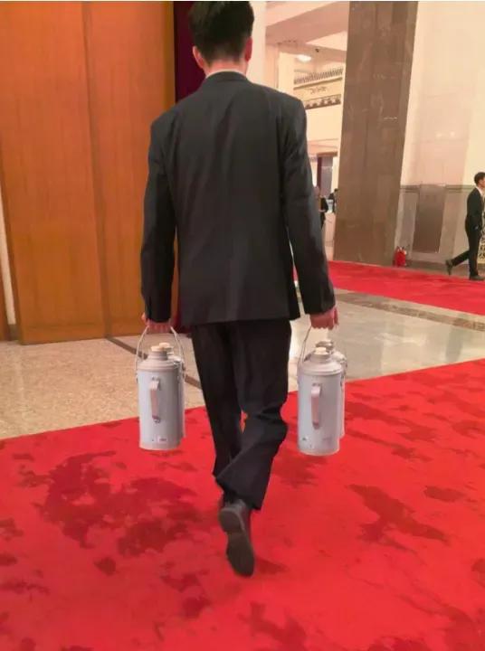 两会结束后，老式热水瓶意外爆火，这种印着喜庆图案的老物件是老一辈标配，保温效果佳