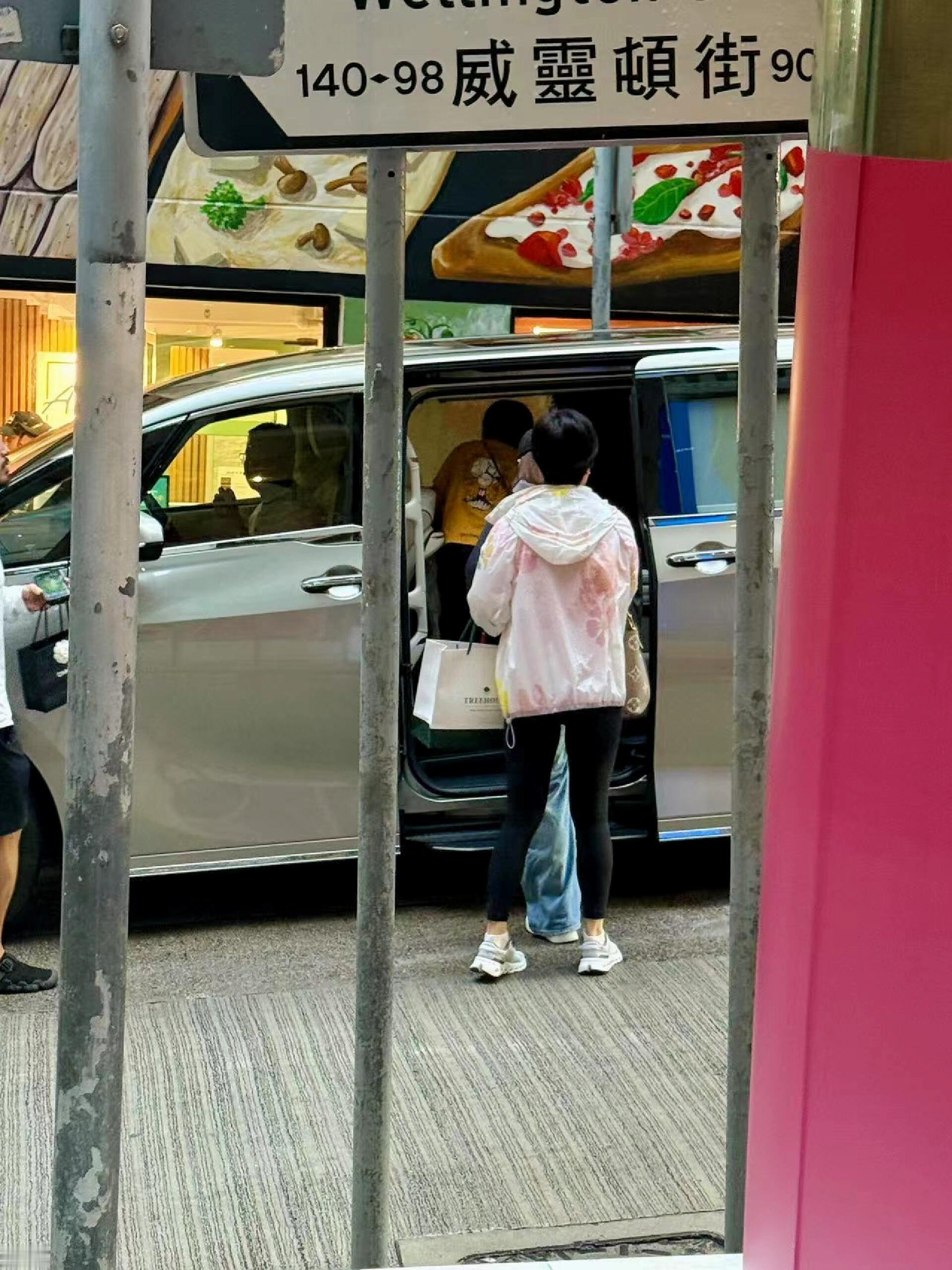 香港偶遇angelababy小海绵香港真的太容易偶遇明星了！有网友去买奶茶还能碰