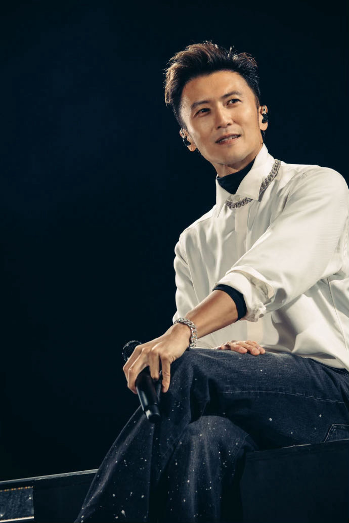 谢霆锋巡演二刷重庆热辣的山城，最对味的“锋”味摇滚！返场安排上了，还是中秋，还是