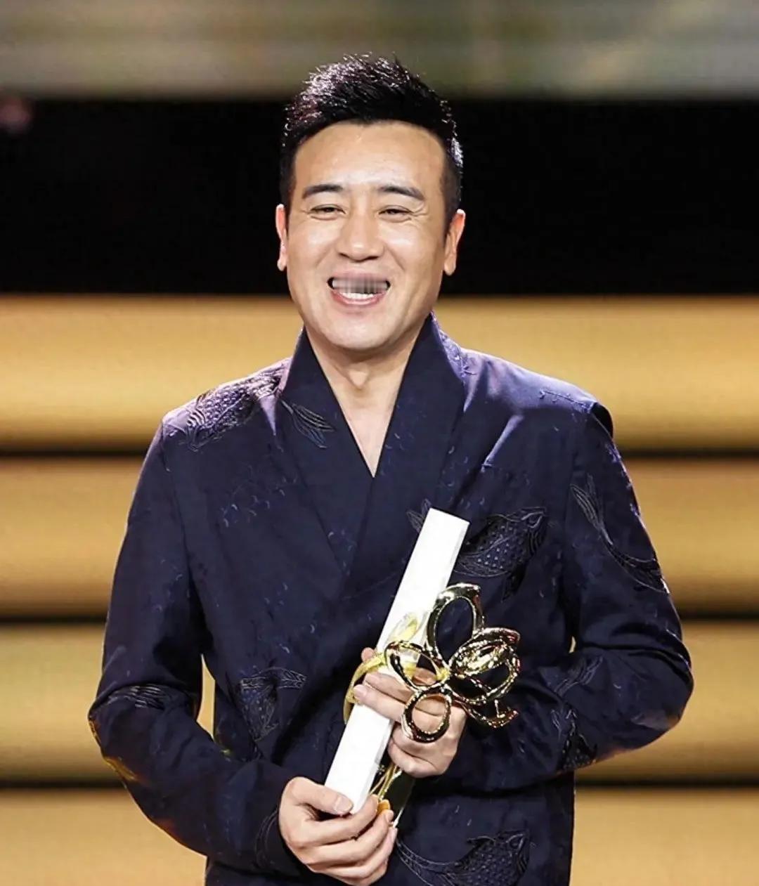 功成名就的于和伟，始终铭记家人恩情。深知若无家人昔日无私付出，便无今日之辉煌。他