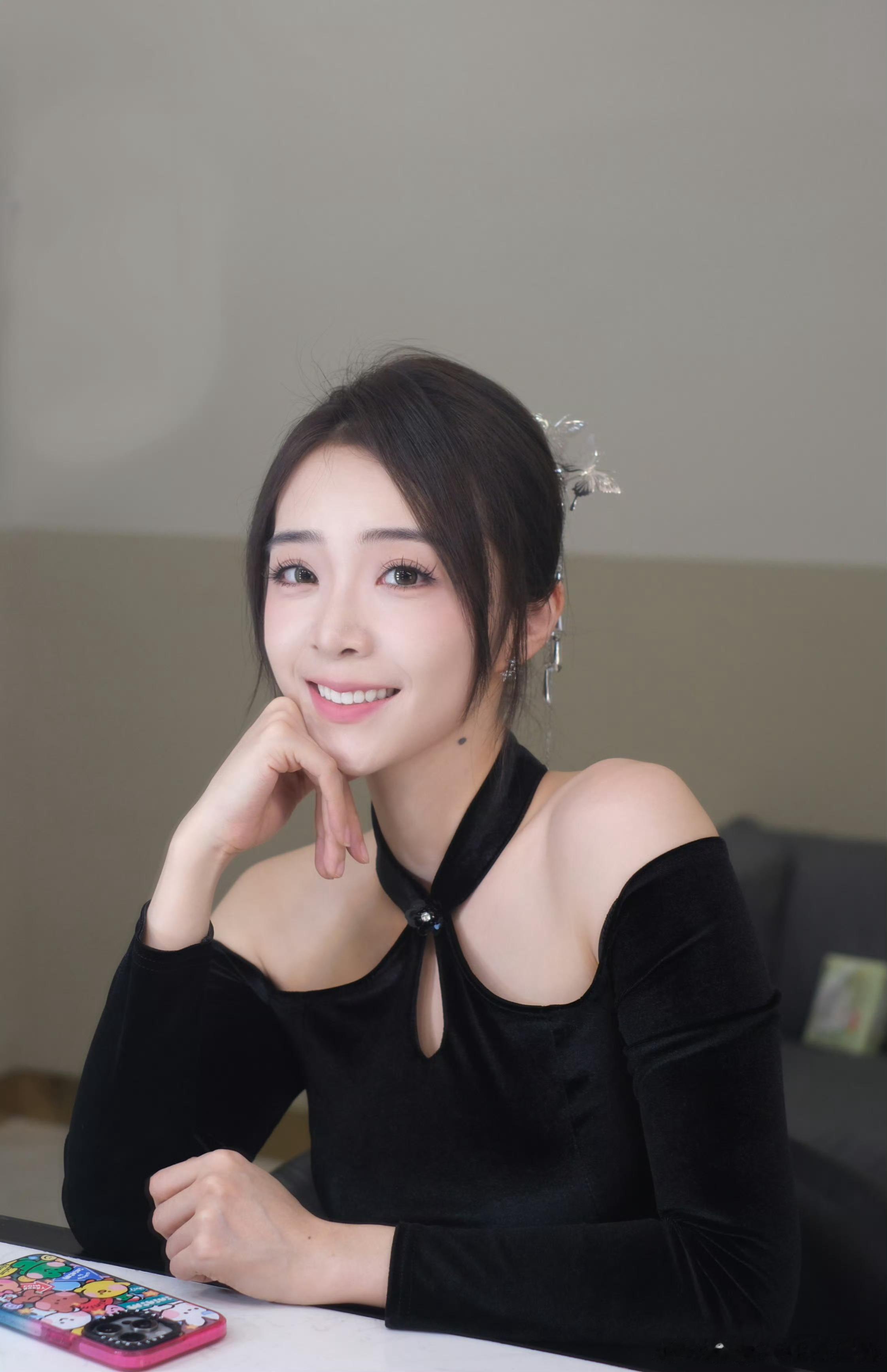 阿姨好美！又是羡慕的管哥的一天[舔屏][舔屏]LPL美女主持余霜晒照：对镜拍照 