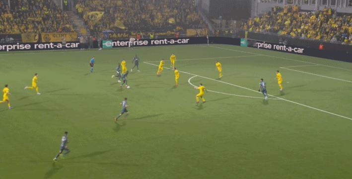 GOOOOAAALLLL！波罗你就说这球是不是踢呲了？！不管！！进了就是世界波！