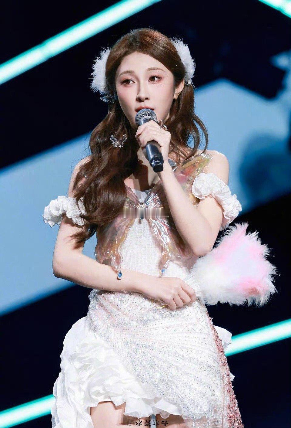 张小婉 千禧年辣姐  救命！张小婉这造型也太绝了！复古发饰、亮眼穿搭，满屏的千禧