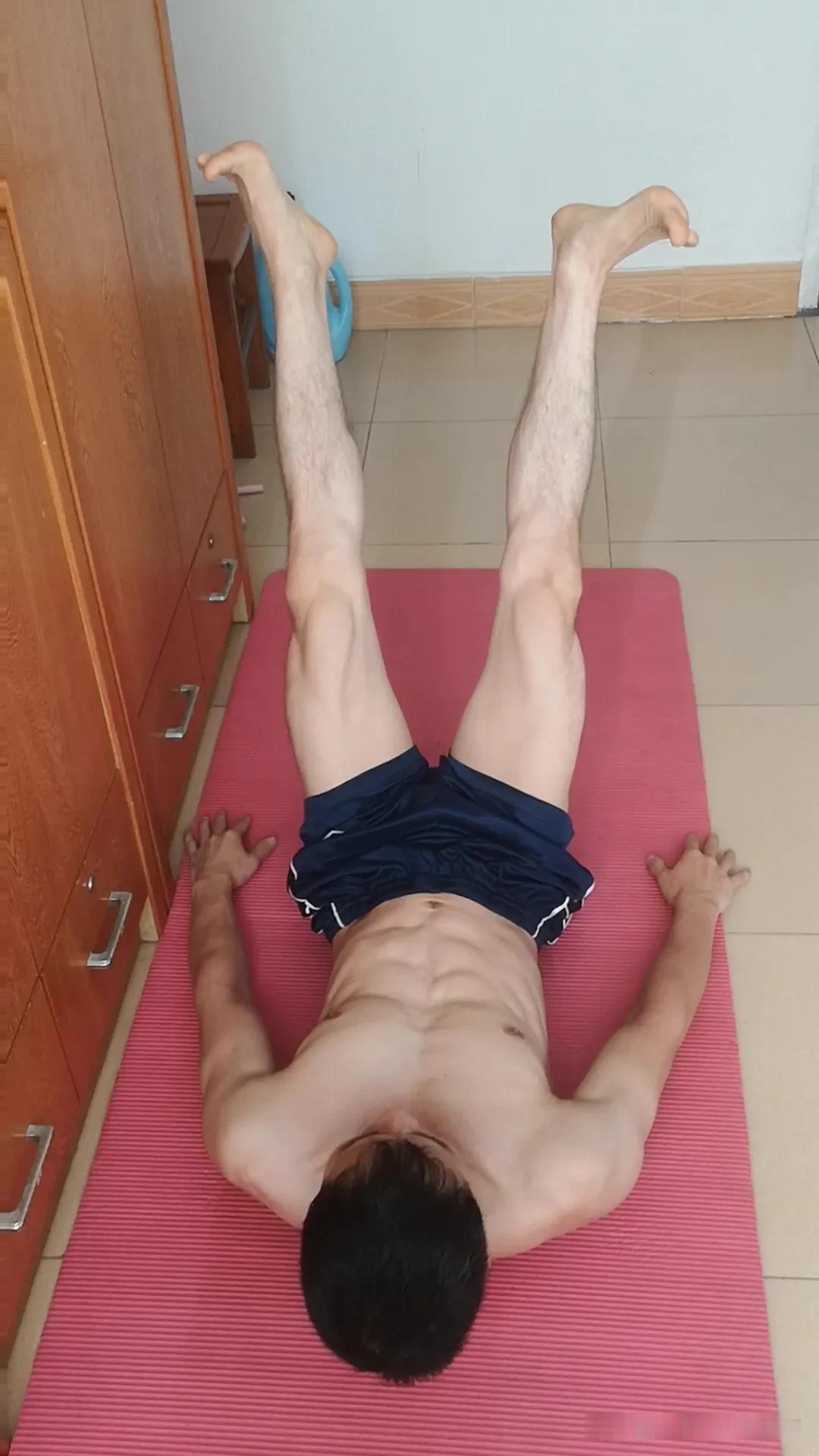 老男人的居家健身锻炼方式
运动量不大，难度低，锻炼效果也不差。
直接躺着就能练的