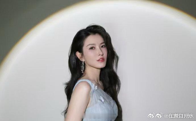 徐洁儿雨爱舞台徐洁儿一首《雨爱》全开麦超稳，声线清亮有故事感，舞台气质温柔亮眼，