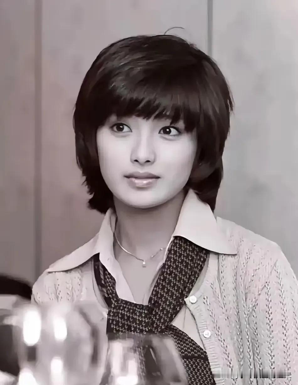 1966年，7岁的山口百惠icon放学后，看到母亲被一个女人骑在身上殴打，而父亲