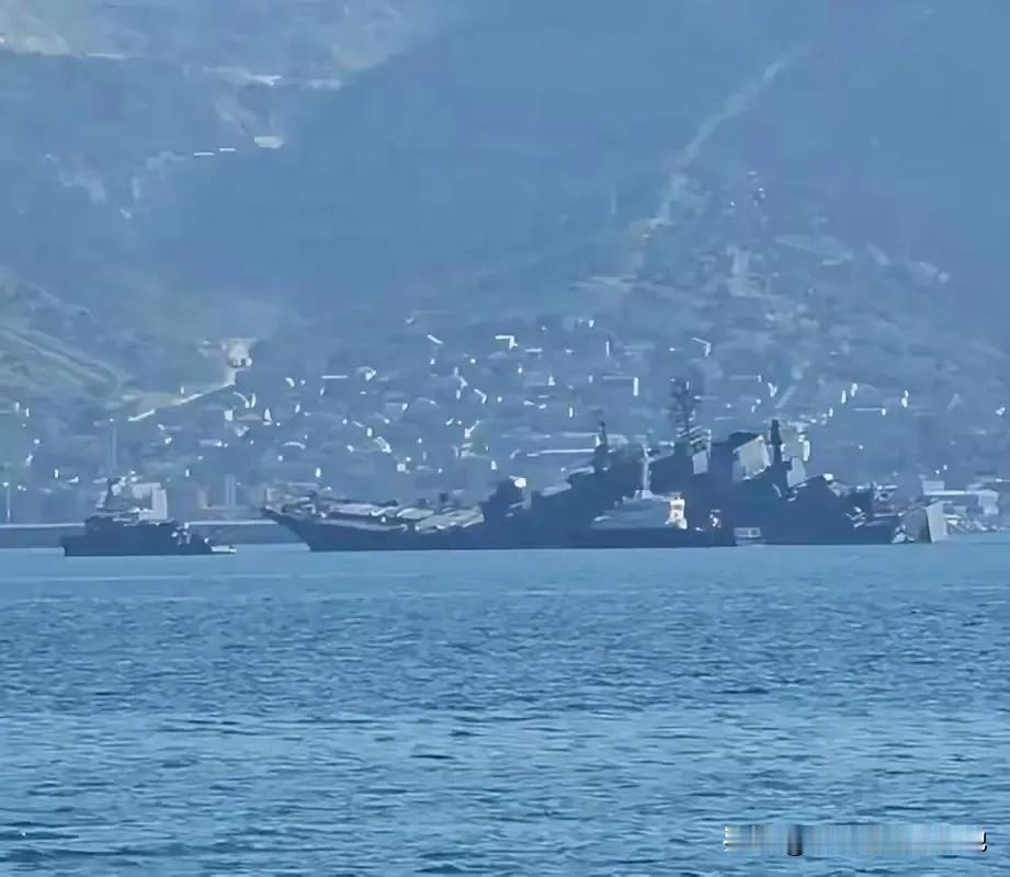 #乌称击沉俄黑海舰队大型登陆舰#
黑海舰队，作为俄罗斯海军的重要组成部分，其历史
