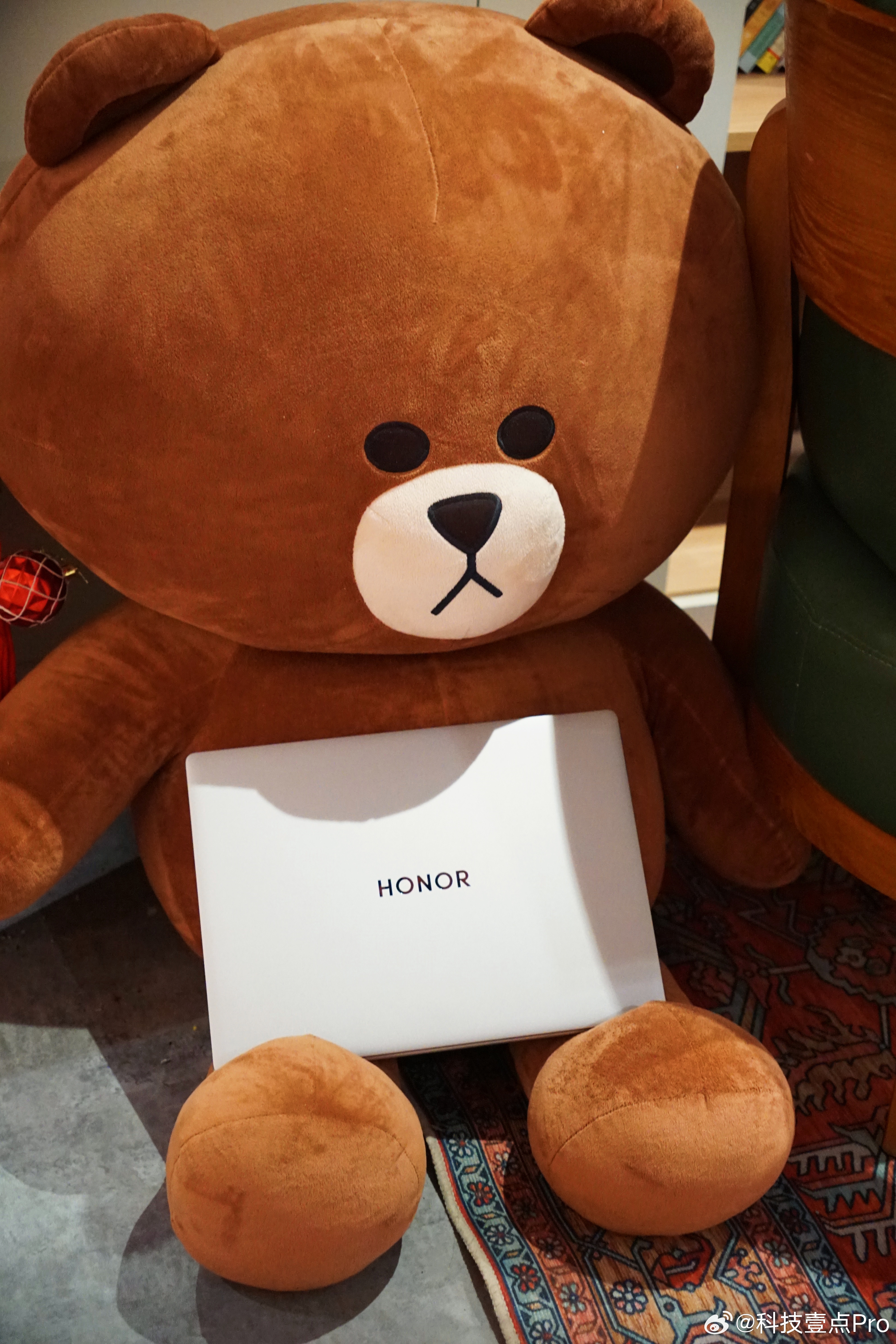 再分享一组前几天给荣耀MagicBook Pro 14 2026拍的图，这笔记本