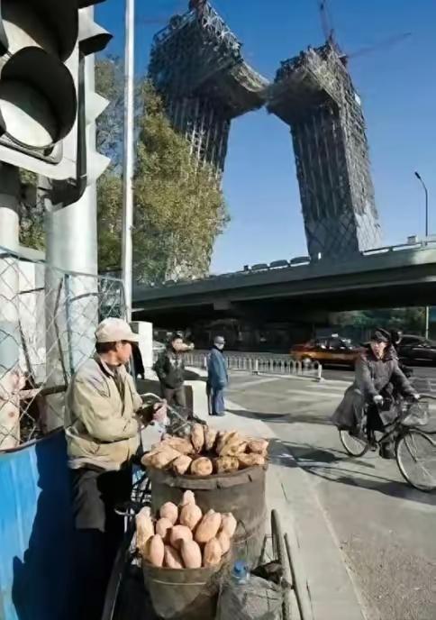 央视的大裤衩以后可以作为崇洋媚外的地标了，且时刻提醒着我们，要有民族自信和文化自