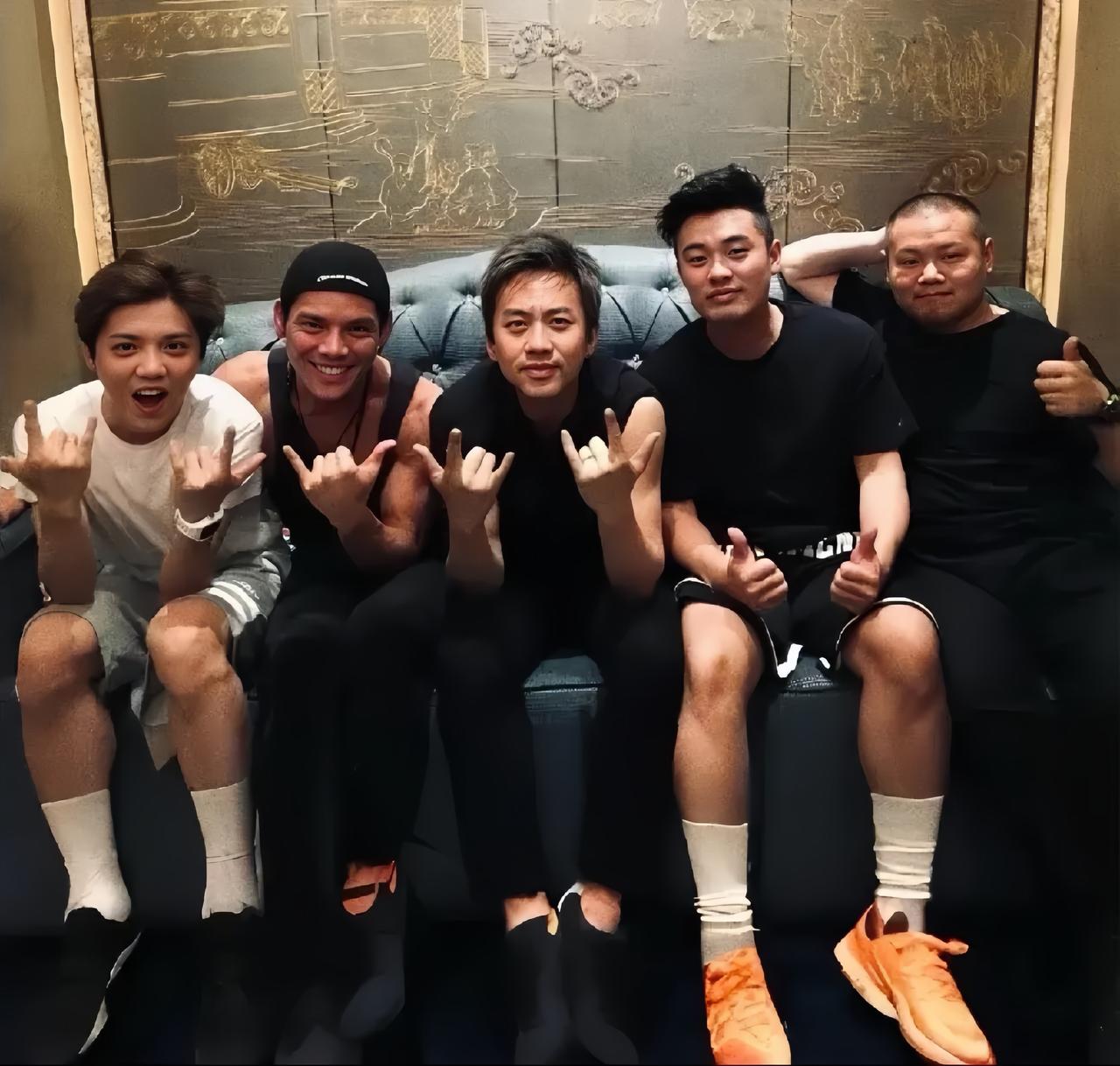 左起鹿晗、向佐、邓超、陈赫、岳云鹏同框旧照，别看都坐在那里，看上去陈赫块头好大啊