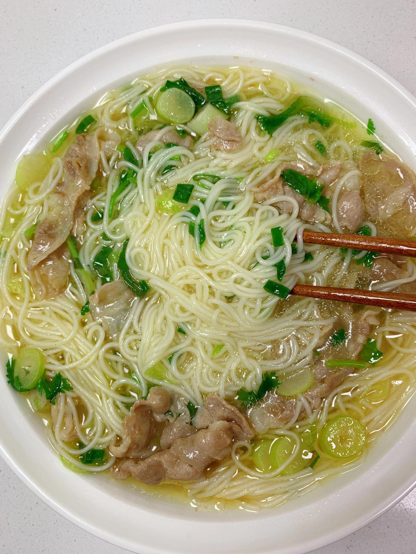 非常鲜的肥羊鲜汤面。10分钟搞定早餐夜宵
面条爽滑入味，汤鲜味美，做法简单在图上，姐妹们嗦面快乐呀
快去试试吧！
