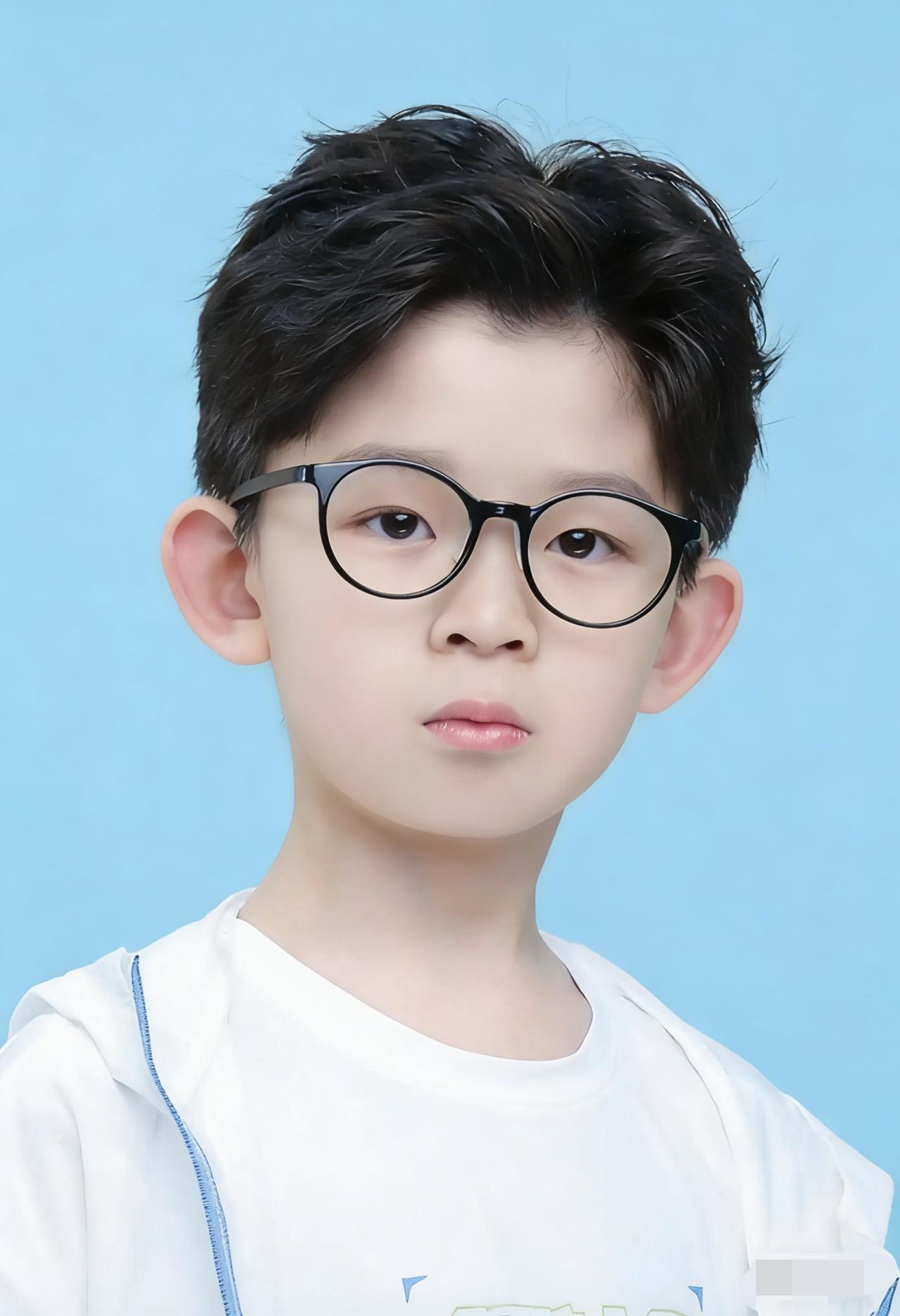 没想到今年315一出手，
直接炸出眼镜行业的暴利真相，家长们看完真的坐不住了！