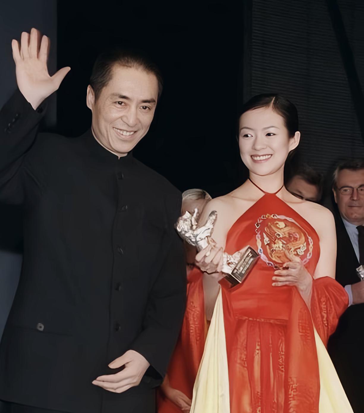 2000年，第50届柏林国际电影节。《我的父亲母亲》拿下银熊奖评审团大奖，章子怡