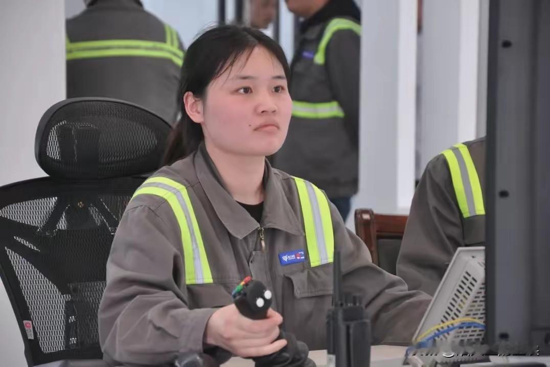 28岁211法学女毕业生李丽，考公失败、做实习律师工资低微，最终跨行去宁波北仑码