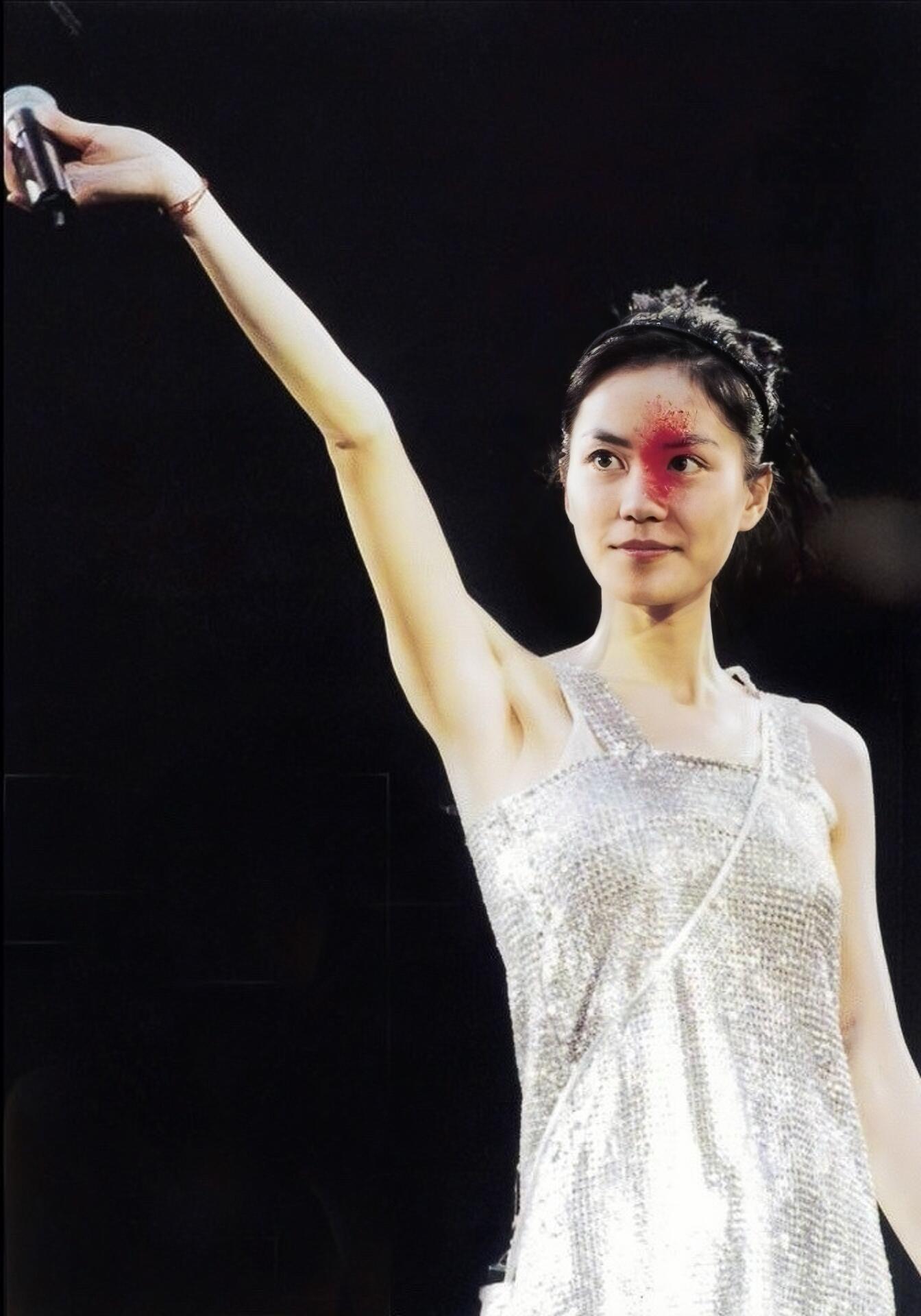 98-99年王菲演唱会上喷血妆造型，超前又惊艳，怪不得谢霆锋爱了她二十年！ ​​